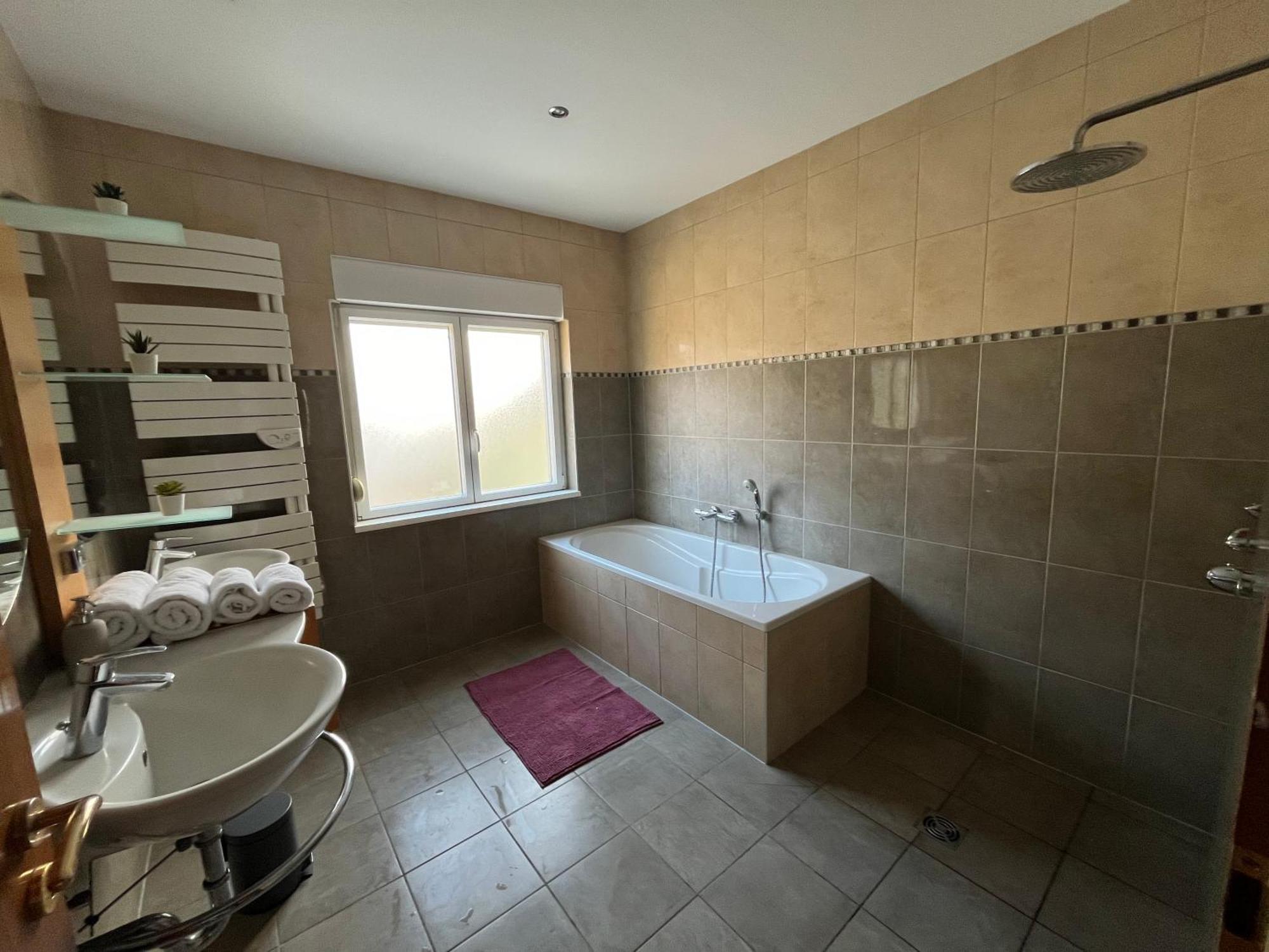 Apartment Avec Piscine Interieure *