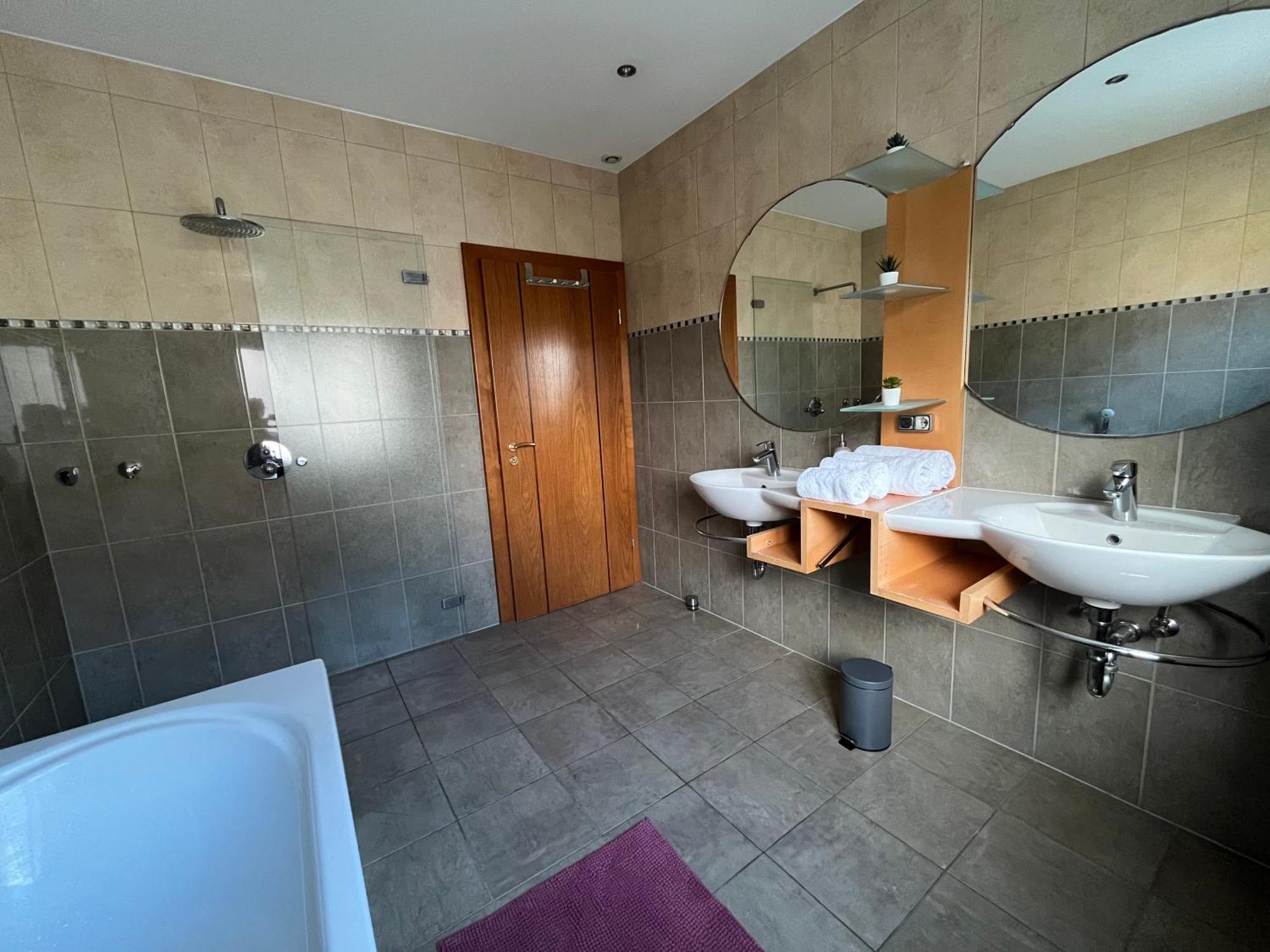 Apartment Avec Piscine Interieure